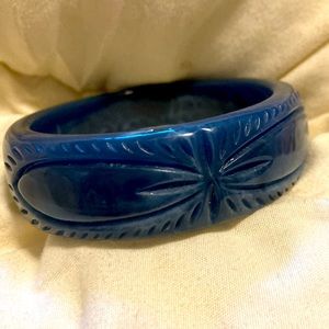 Bx 1/2off3+❤️
Blue etched chunky bangle bracelet